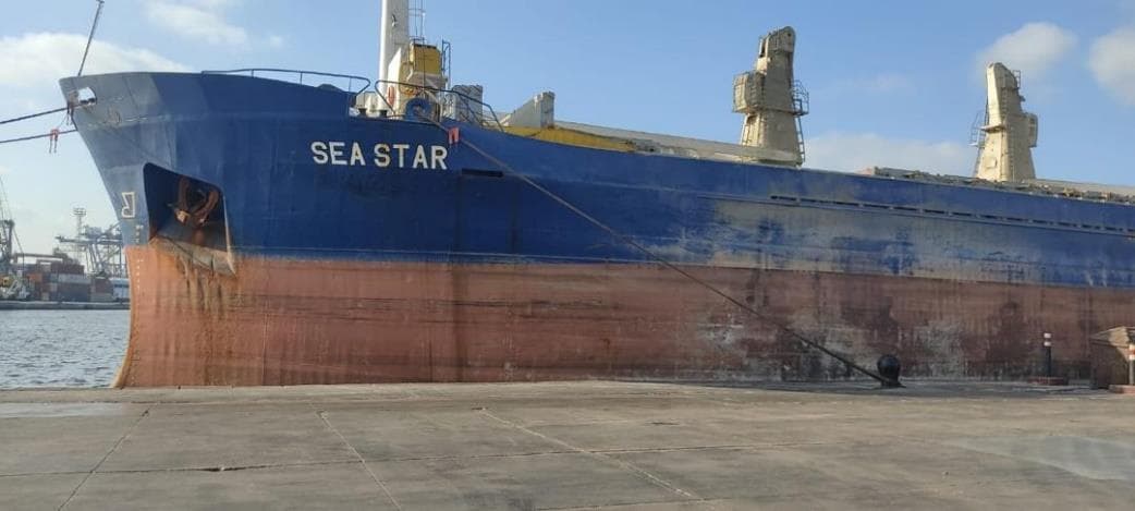 سفينة الشحن SEA STAR راسية على رصيف الميناء.